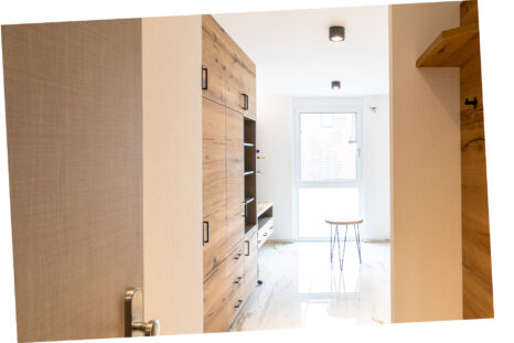 Ferienwohnungszimmer, frisch eingerichtet mit hellem Laminatboden und hellen Naturholzböden.