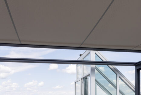 Blick von unten auf ausgefahrenes, hellbeiges Segel des Q-Bus.