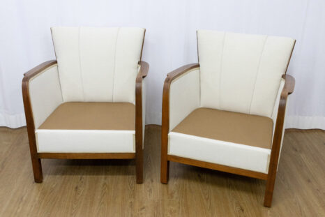 Frontalansicht zwei Lehnensessel mit weißer Lehne und dunklem Holzrahmen, ohne Kissen und Rückenpolster.