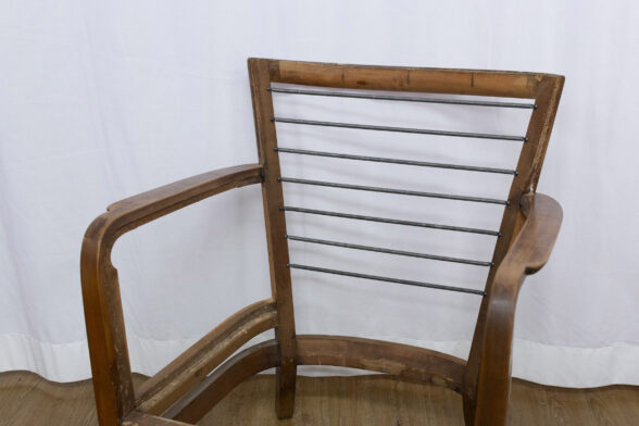 Frontalansicht dunkler Holzrahmen des Sessels vor neuer Aufpolsterung.