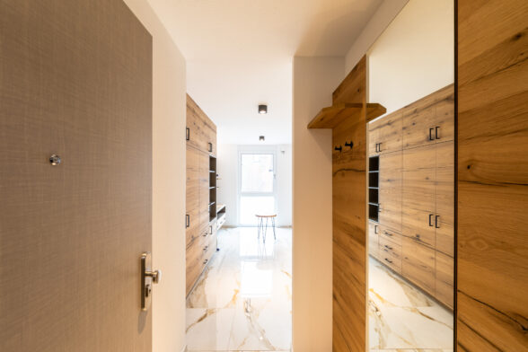 Ferienwohnungszimmer, frisch eingerichtet mit hellem Laminatboden und hellen Naturholzböden.