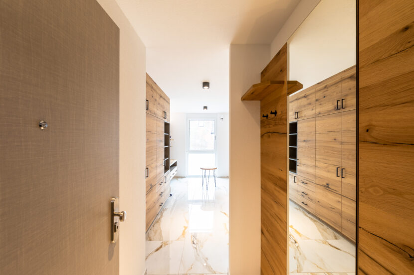 Ferienwohnungszimmer, frisch eingerichtet mit hellem Laminatboden und hellen Naturholzböden.