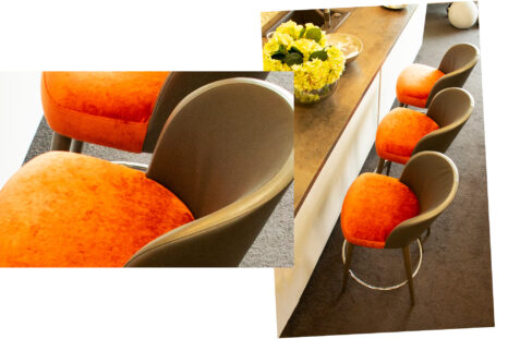 Links Bild von frisch gepolsterten Barhockern von oben, im Vordergrund dunkelgraue Lehne und orangenes Velourspolster zu sehen. Rechts daneben ein Bild aus Vogelperspektive von drei frisch gepolsterten Barhockern.