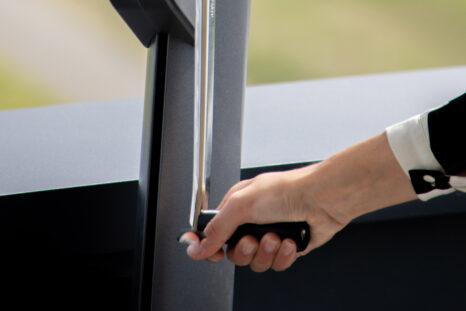 Verchromte Kurbel von Sonnensegel im Bild.