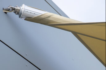 Halterung von Sonnensegel in Nahansicht.