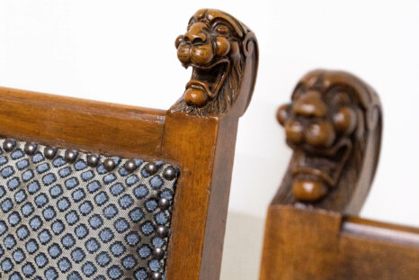 Detailansicht der geschnitzten Stuhllehnen, schon mit der frischen Bepolsterung zu sehen.