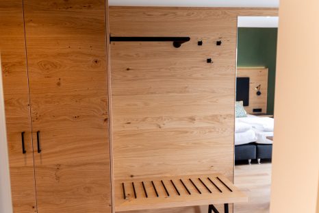 Geschreinerter Holzschrank in heller Optik, Hotel Sennerbad ausgestattet von Haller Raumgestaltung.